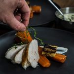 Sous vide kyllingebryst, gulerødder, hasselback knoldselleri og puré