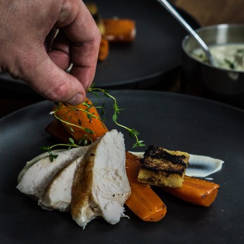 Sous vide kyllingebryst, gulerødder, hasselback knoldselleri og puré