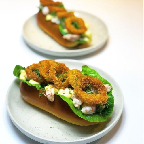 Jomfruhummer hotdog med sprøde løgringe