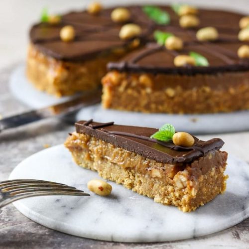 Karameltærte med kiks og peanuts