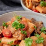 Pasta med flanksteak og cherrytomater