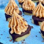 Små marcipansnitter med chokolade og nougat-baileys-creme