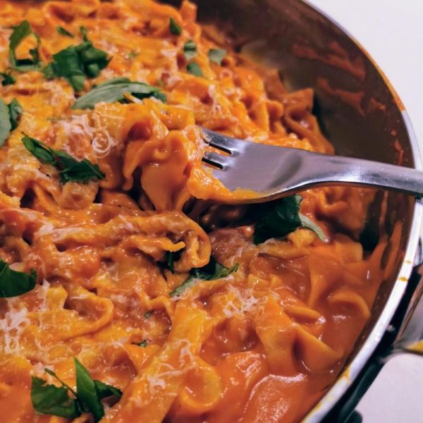 Pasta pomodoro (pasta with tomato sauce)