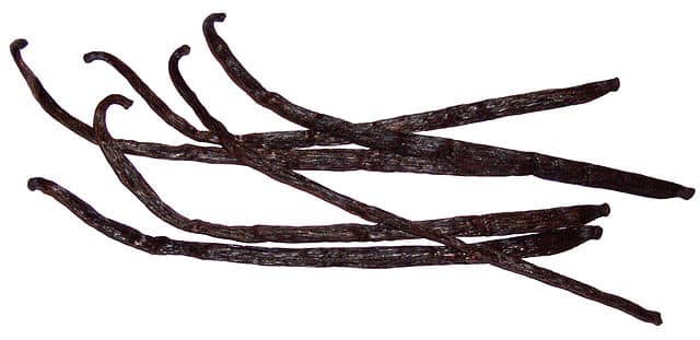 640px-Vanilla_6beans_(rot._90_deg.)