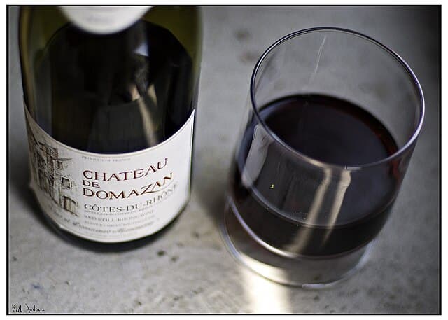 Bottle_and_glass_of_Cotes_du_Rhone