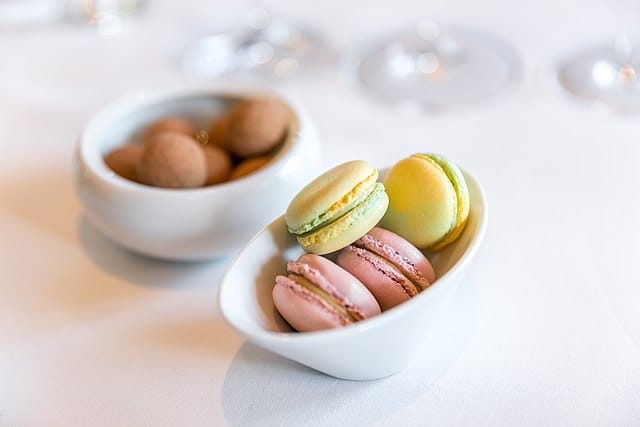 Cappuccino_macaroons,_hazelnut_chocolate
