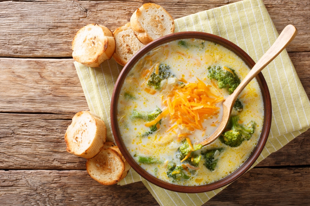Healthy,Lunch,Broccoli,Cheese,Soup,In,A,Bowl,With,Toast