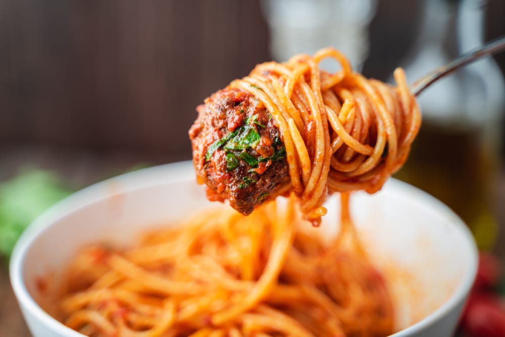 Spaghetti,And,Meatballs,With,Tomato,Sauce,In,White,Dish,On