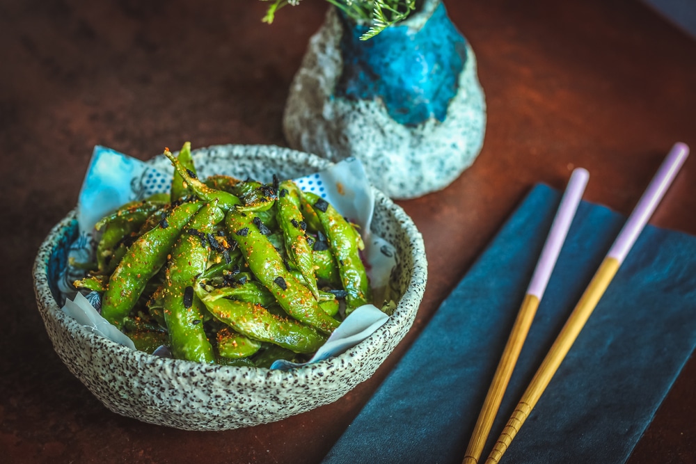 Cooked,Green,Organic,Food,In,A,Ceramic,Bowl,On,Brown