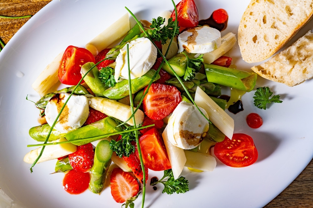 Asparagus,Salad,With,Strawberries,,Tomatoes,And,Goat,Cheese