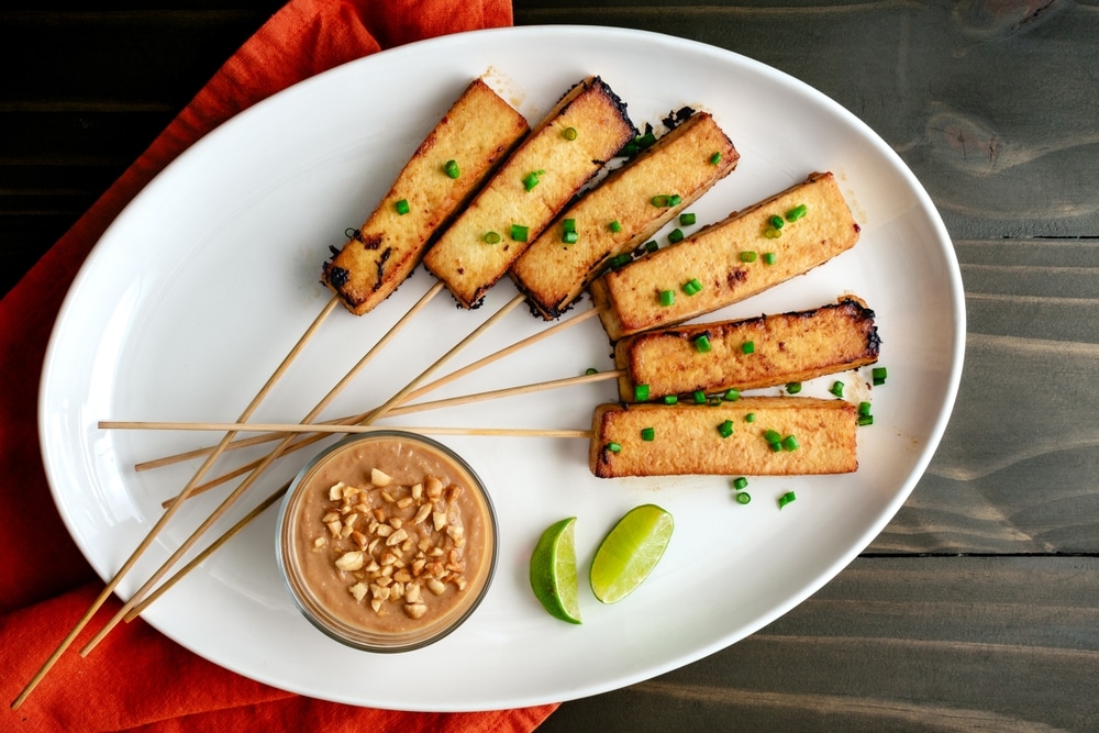 Vegan,Tofu,Satay,With,Peanut,Sauce:,Marinated,Tofu,Served,On