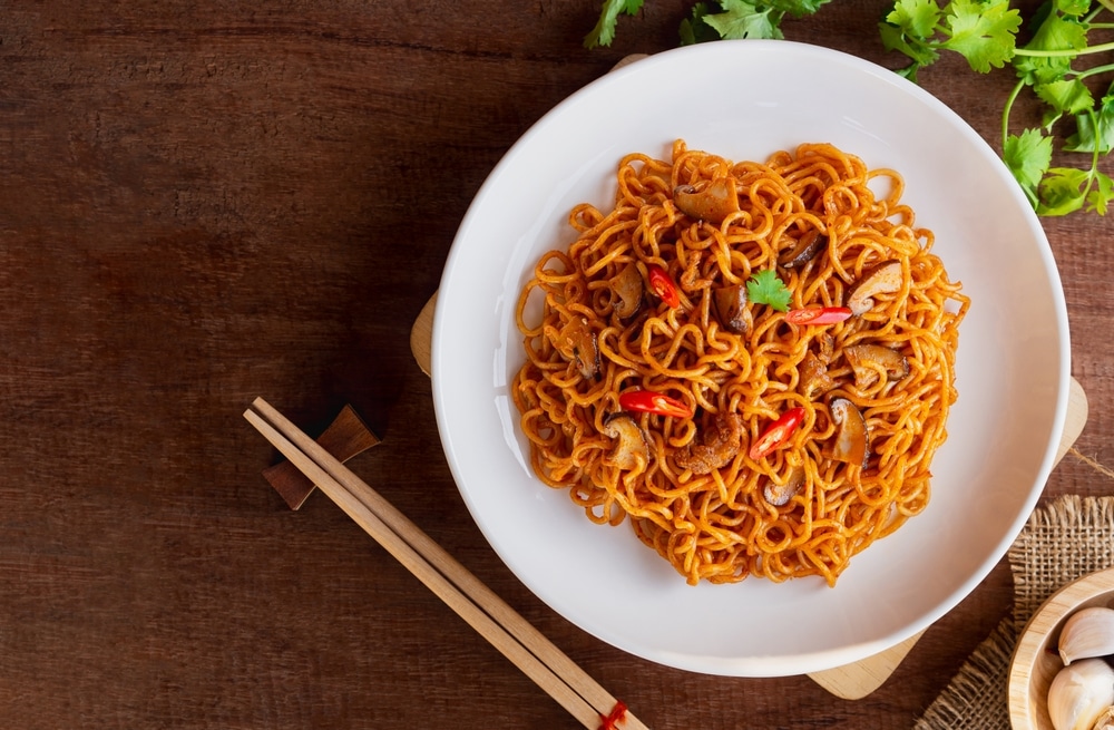 Top,View,Of,Instant,Noodles,Spicy,With,Chicken,,Mushroom,,White