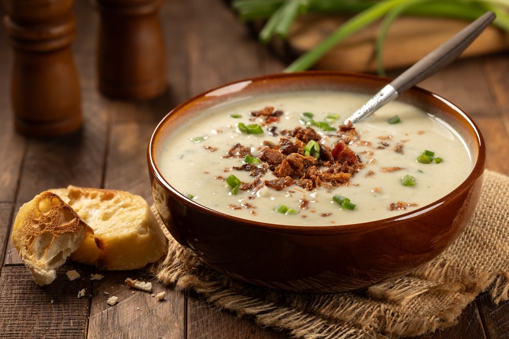 Creamy,Potato,Soup,With,Bacon,Pieces,And,Chopped,Grreen,Onion
