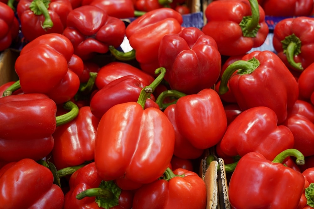 Red,Bell,Peppers,In,The,Box,In,Grocery,Store