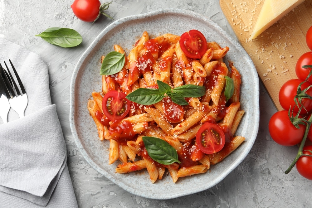 Delicious,Pasta,With,Tomato,Sauce,,Basil,And,Cheese,On,Served