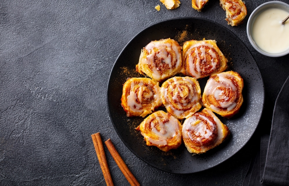 Cinnamon,Rolls,,Buns,,Cinnabons,On,Black,Plate.,Dark,Background.,Close