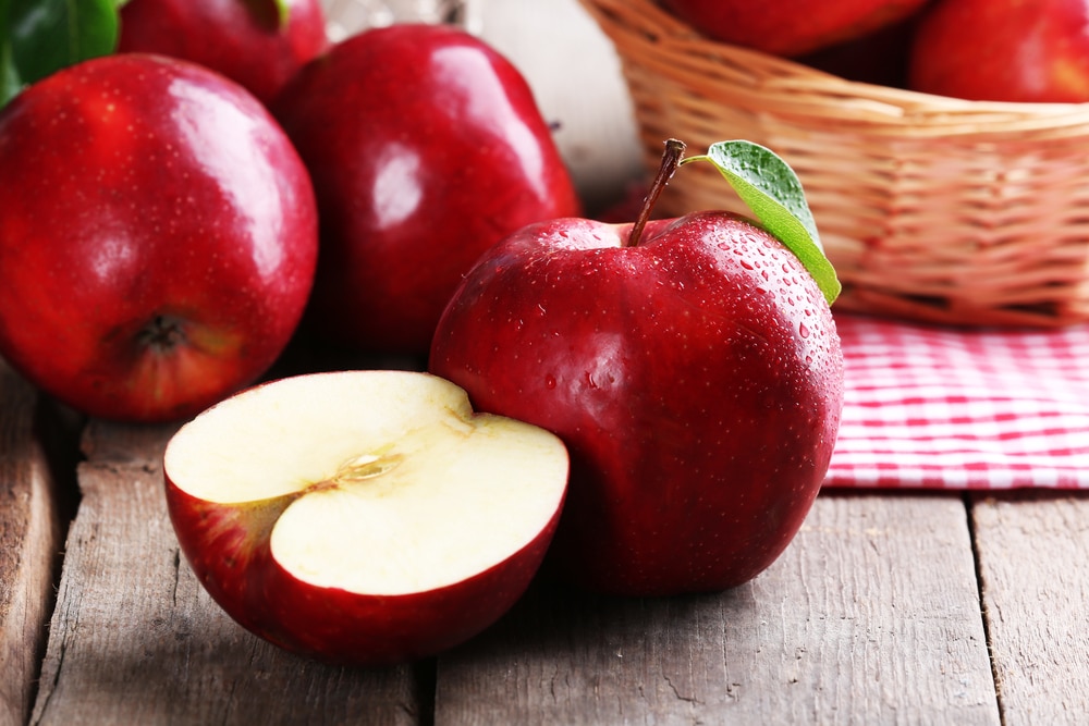 Ripe,Red,Apples,On,Table,Close,Up