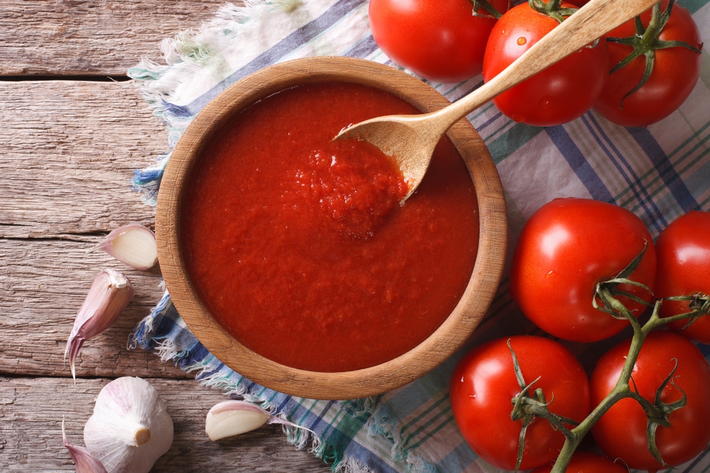 Tomato,Sauce,With,Garlic,And,Basil,In,A,Wooden,Bowl