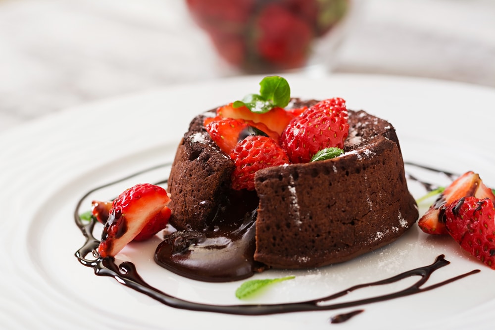 Chocolate,Fondant,(cupcake),With,Strawberries,And,Powdered,Sugar