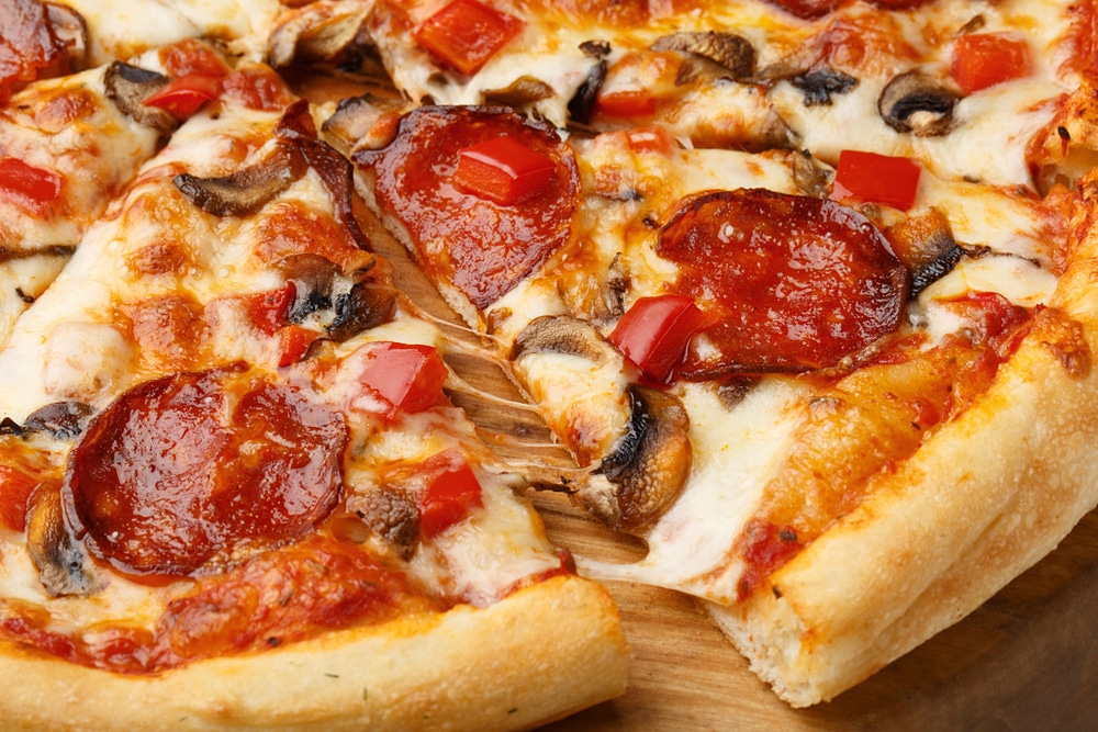 Close,Up,View,Of,Pizza,With,Pepperoni,,Mushrooms,,Bell,Pepper
