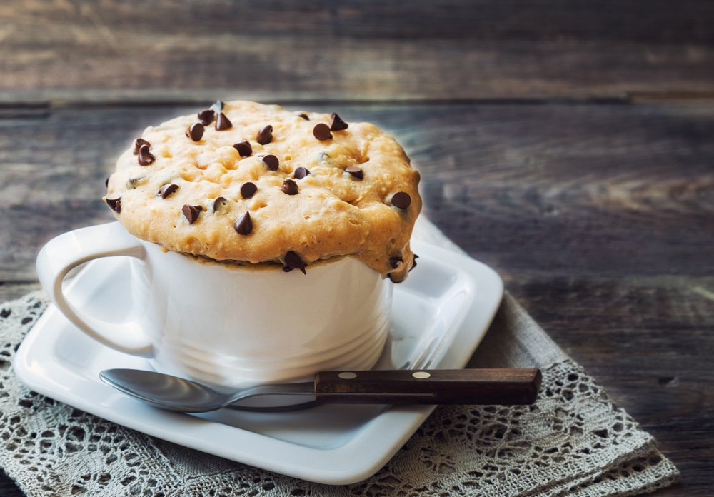 Fresh,Homemade,Cake,In,Mug,With,Peanut,Butter,And,Chocolate
