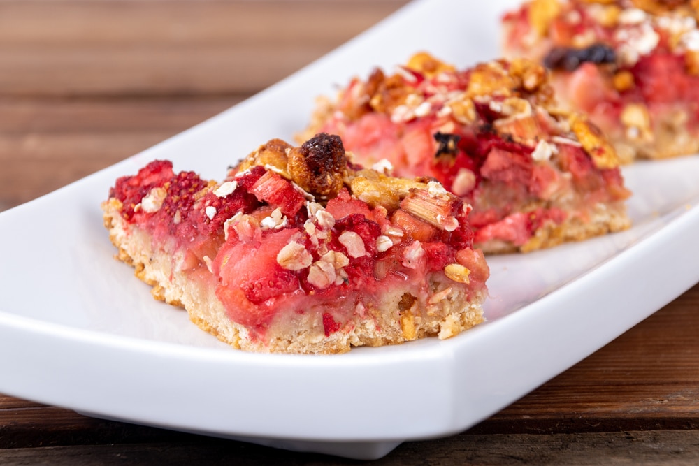 Strawberry,Rhubarb,Crispy,And,Chewy,Crumble,Oatmeal,Bars,Baked,Over