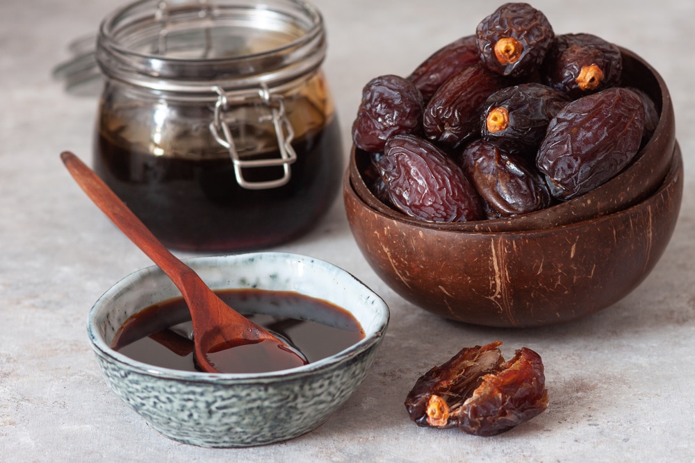Natural,Date,Syrup,In,A,Bowl,With,Whole,Dates,In
