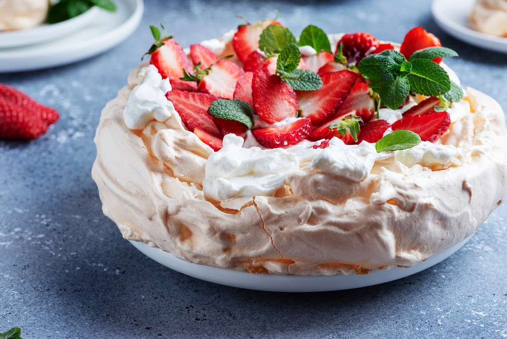 Cake,Pavlova,With,Meringue,,Strawberry,And,Cream,,Selective,Focus,Image