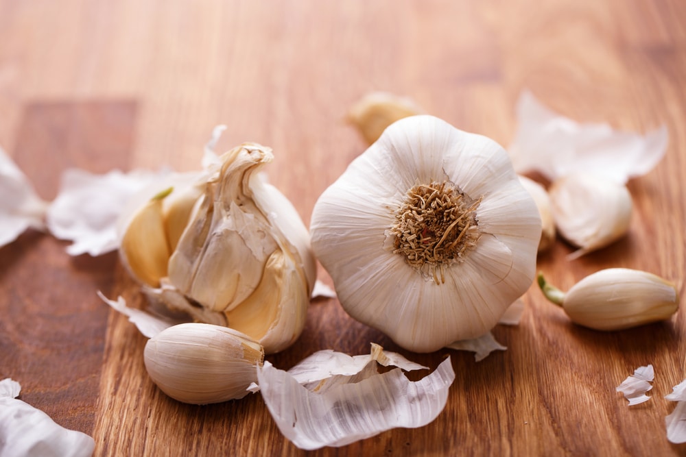 White,Garlic,On,The,Table