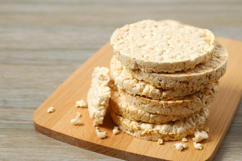 Round,Rice,Cakes,On,Wooden,Background