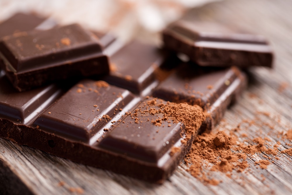 Chopped,Chocolate,With,Cocoa