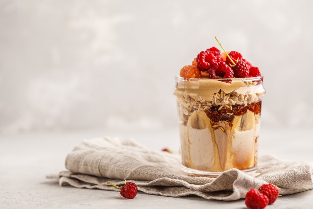 Overnight,Oatmeal,With,Berries,,Peanut,Butter,,Banana,And,Berries.,Clean