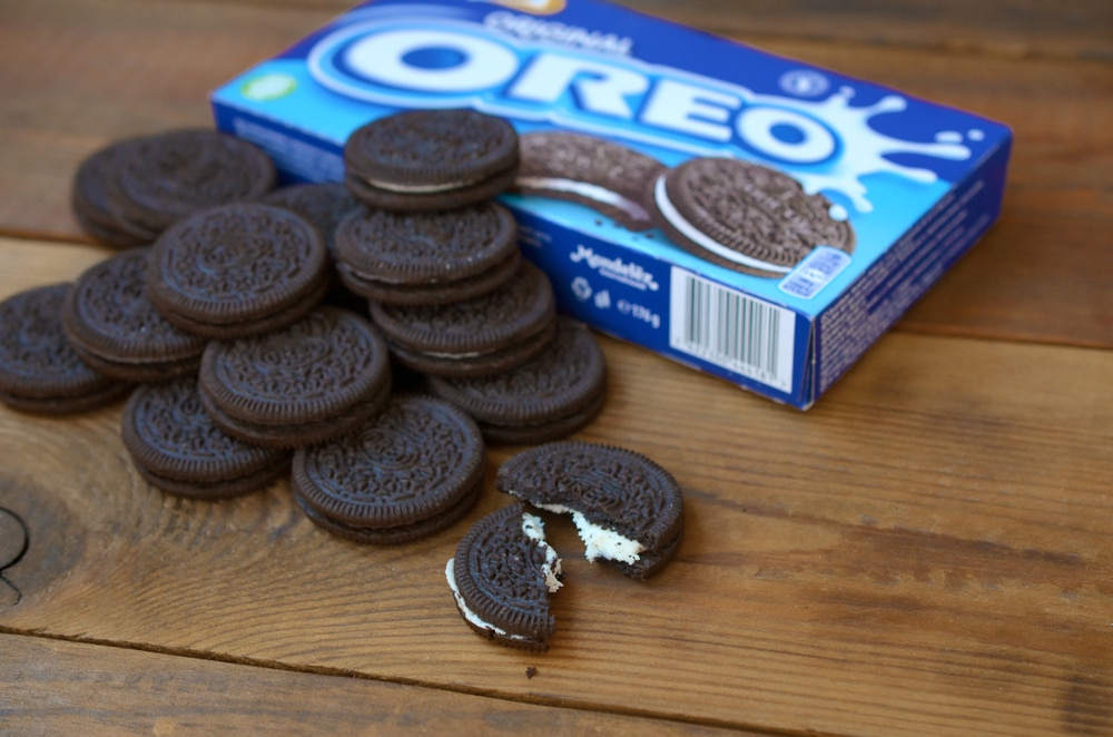 Many,Oreo,Sandwich,Cream,Biscuits,With,Pack,On,Wooden,Background