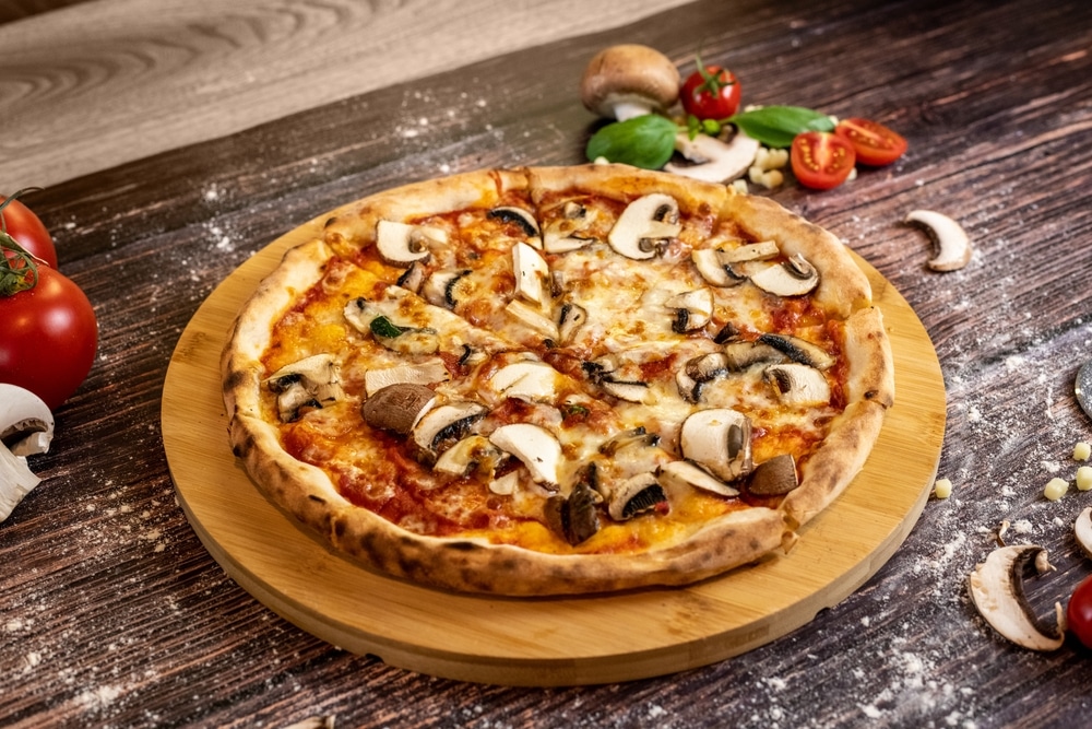 Pizza,Funghi,With,Tomato,Sauce,,Mozzarella,And,Fresh,Mushrooms