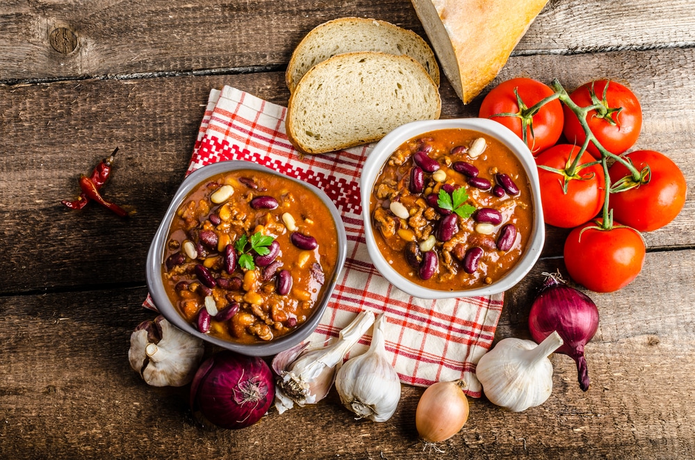 Homemade,Chilli,Con,Carne,,Bio,Bread,And,Piri,Piri,Peppers
