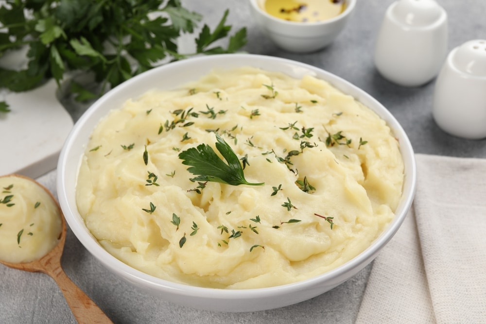 Bowl,Of,Tasty,Mashed,Potato,,Parsley,,Olive,Oil,And,Pepper