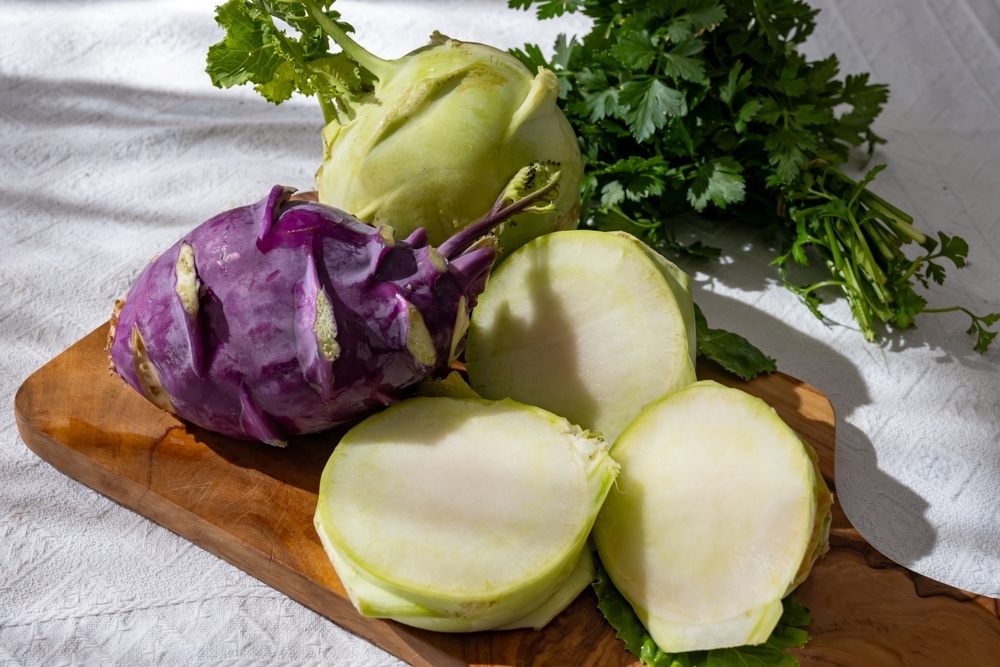 Heads,Of,Fresh,Ripe,Bio,White,And,Purple,Small,Cabbage