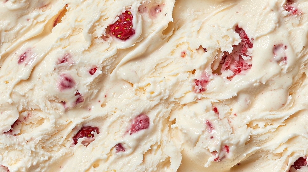 Creamy,Vanilla,Ice,Cream,With,Chunks,Of,Fresh,Strawberry,,Highlighting