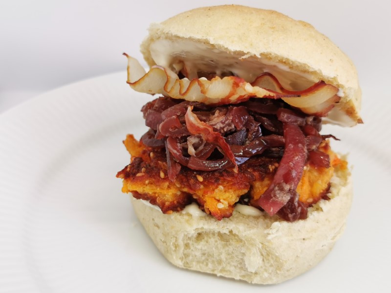 Burger with lentil meatballs, onion marmalade, bacon and mayo