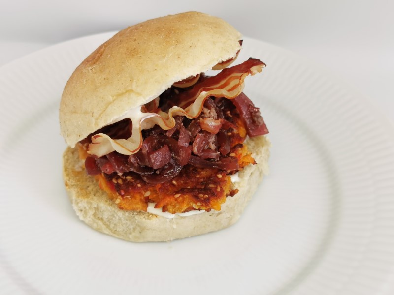 Burger with lentil meatballs, onion marmalade, bacon and mayo