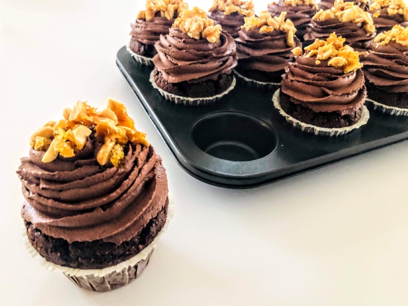 Chocolate muffins with peanut brittle
