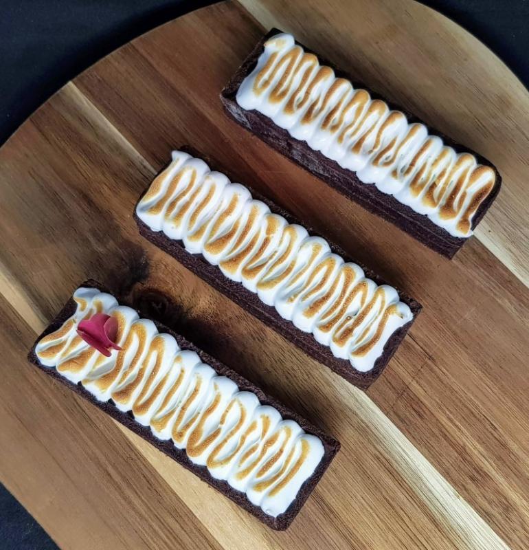 Chocolate bar with burnt meringue