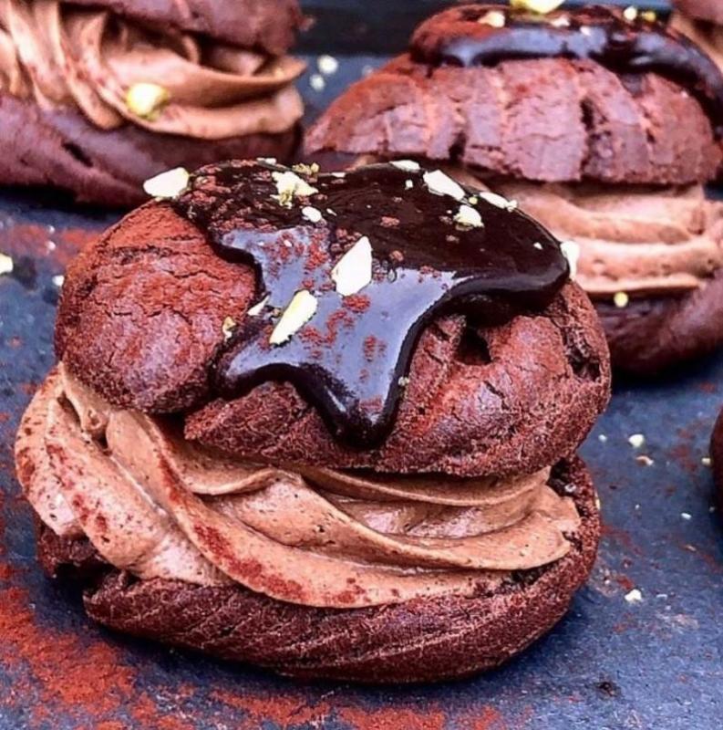 Chokoladevandbakkelser med Sarah Bernardt creme og chokoladeglasur