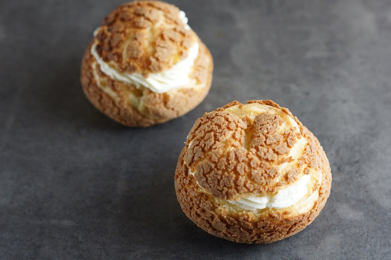 Choux au craquelin (cream puff with a crispy biscuit)