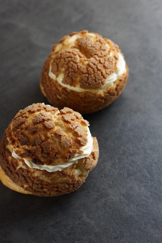 Choux au craquelin (choux pastry with a crunchy cookie)