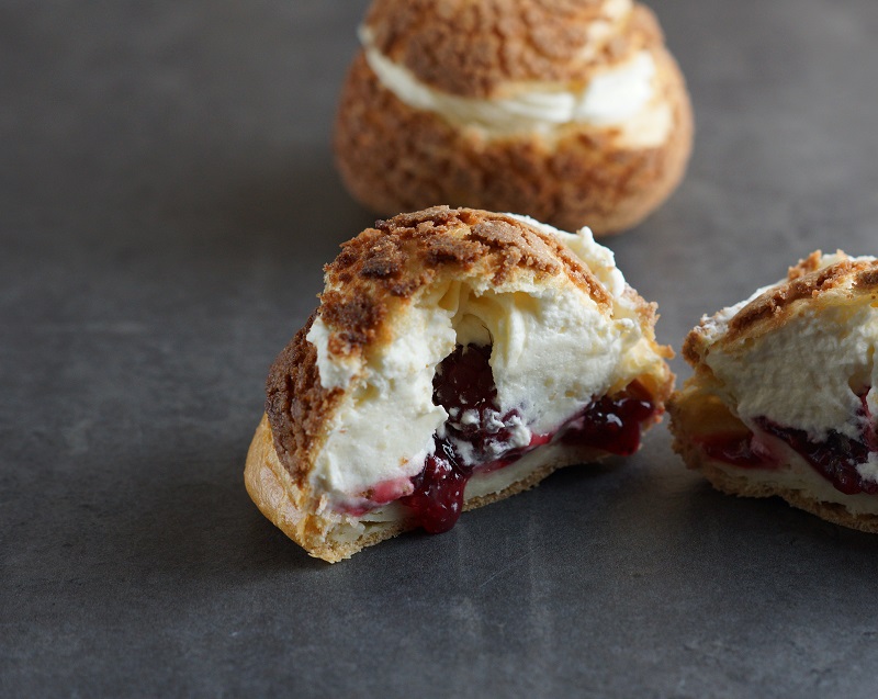 Choux au craquelin (cream puff with a crispy biscuit)