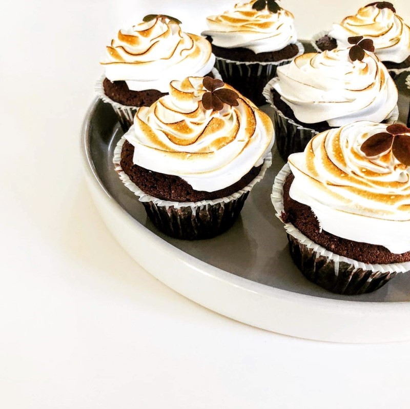 Cupcakes with chocolate, caramel, and toasted meringue