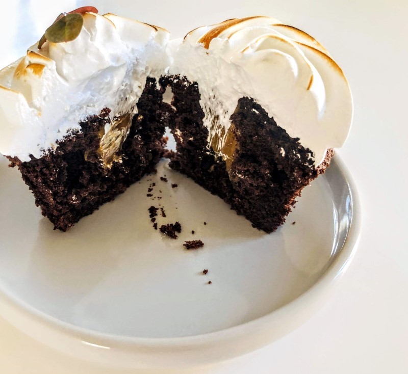 Cupcakes with chocolate, caramel, and toasted meringue