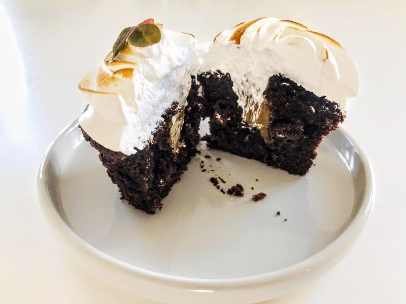 Cupcakes with chocolate, caramel, and toasted meringue