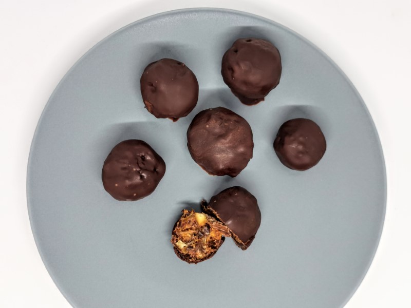 Date balls with chocolate and apricot
